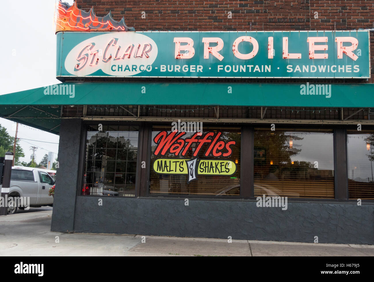 Poulet St Clair depuis 1956, best burgers et malts en ville avec le classique Rudolph's Bar-B-Que. St Paul Minnesota MN USA Banque D'Images