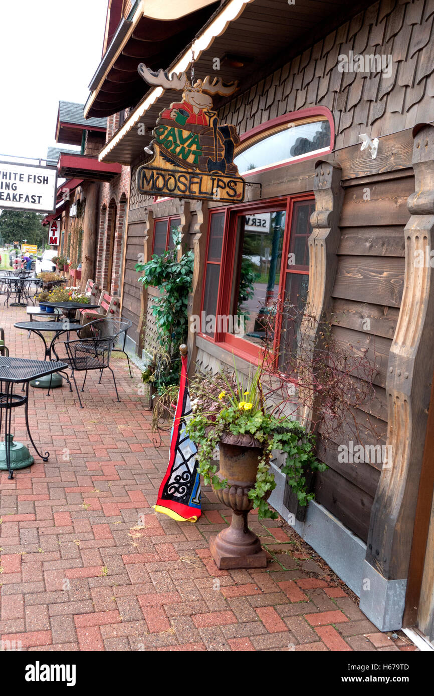 Vue avant du Mooselips non-fumeurs mixte Java espresso bar et café à côté de la Scierie Saloon. Seeley, Wisconsin WI USA Banque D'Images
