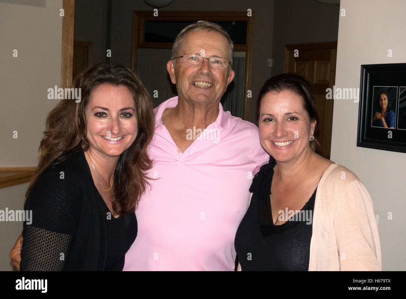 Portrait heureux papa à parti du 75e anniversaire avec ses deux filles. Champlin Minnesota MN USA Banque D'Images