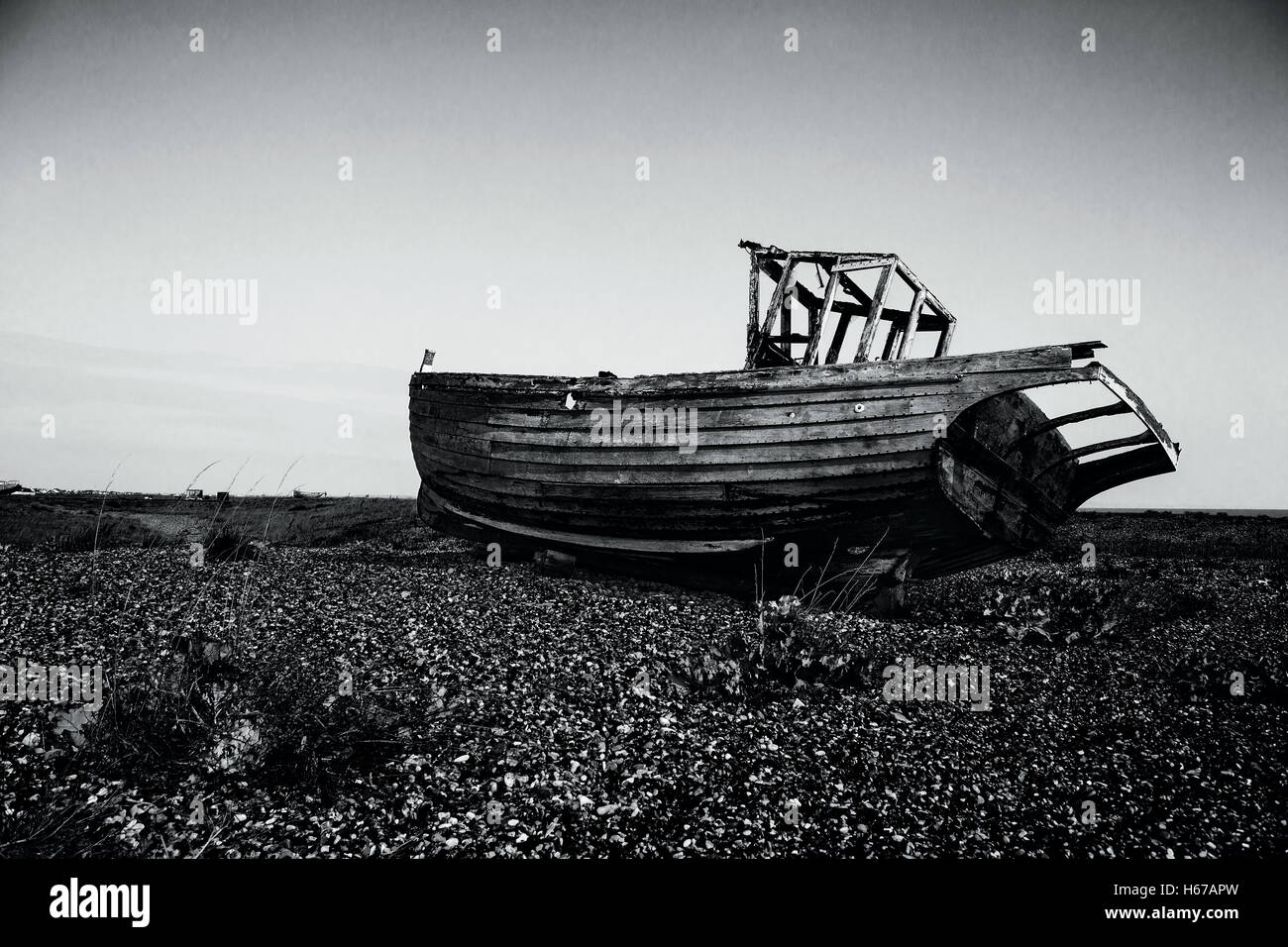 Bateau navire dans le cimetière à Dungeness rendus en noir et blanc Banque D'Images