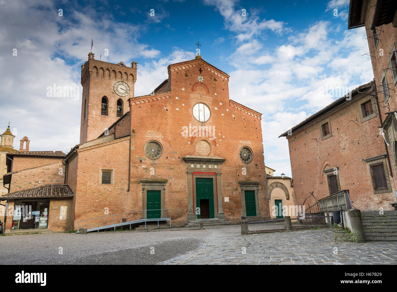 La cathédrale dans la ville médiévale de San Miniato, en Toscane, Italie, Union européenne, Europe Banque D'Images