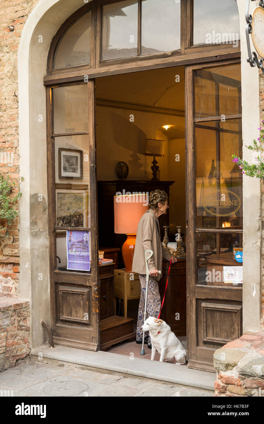 Scène de rue sur le San Miniato, en Toscane, Italie, Union européenne, Europe Banque D'Images