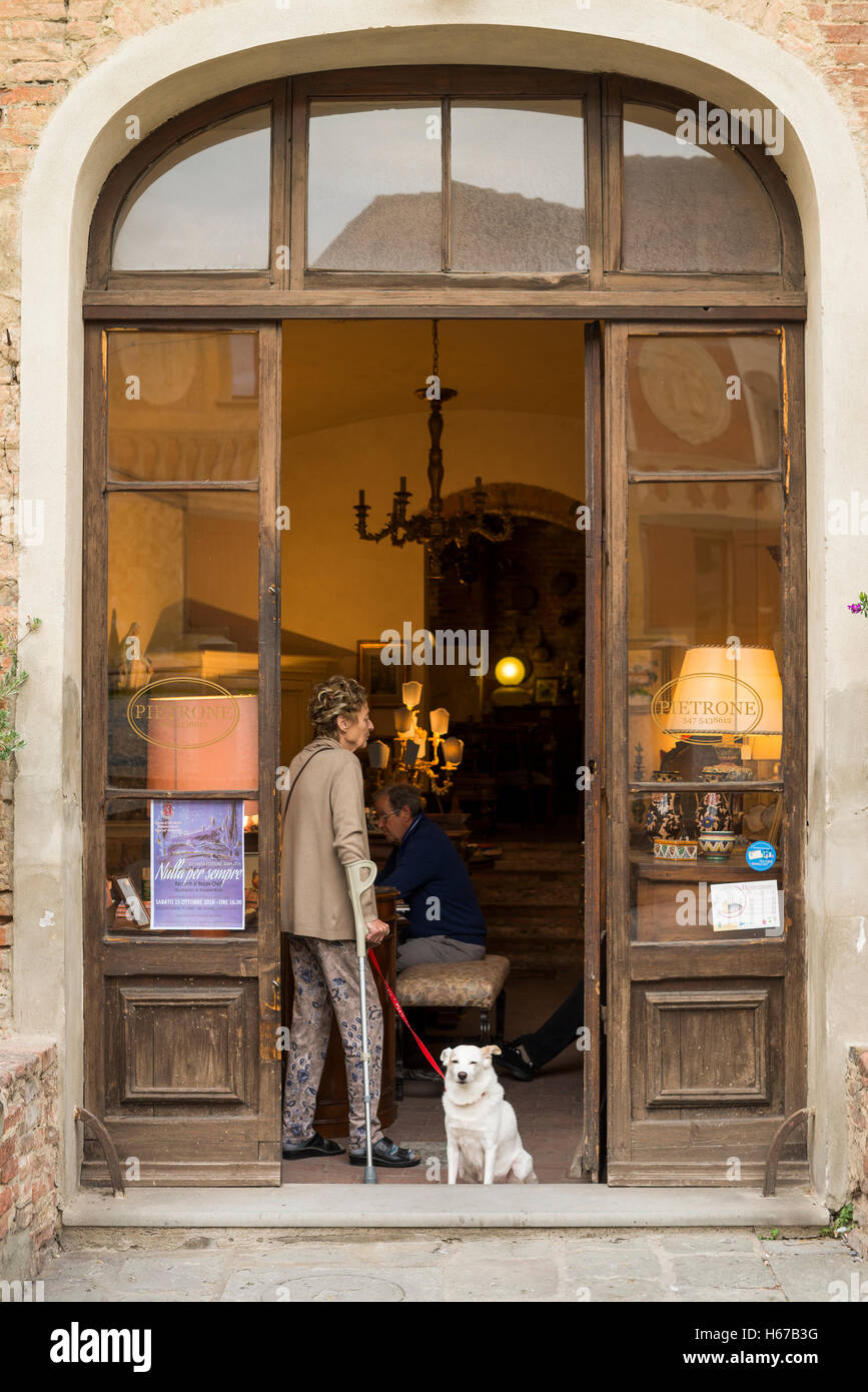 Scène de rue sur le San Miniato, en Toscane, Italie, Union européenne, Europe Banque D'Images