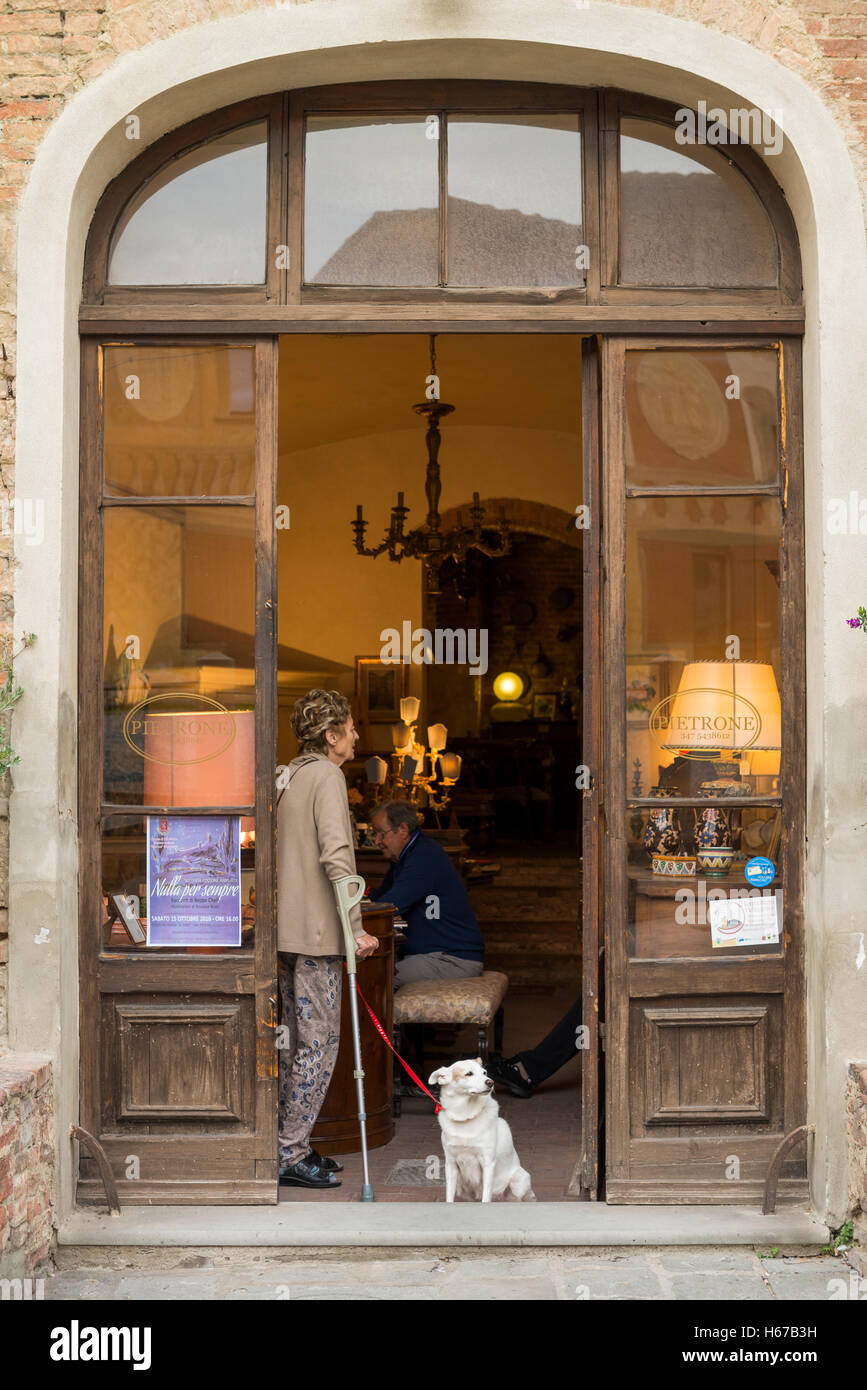 Scène de rue sur le San Miniato, en Toscane, Italie, Union européenne, Europe Banque D'Images