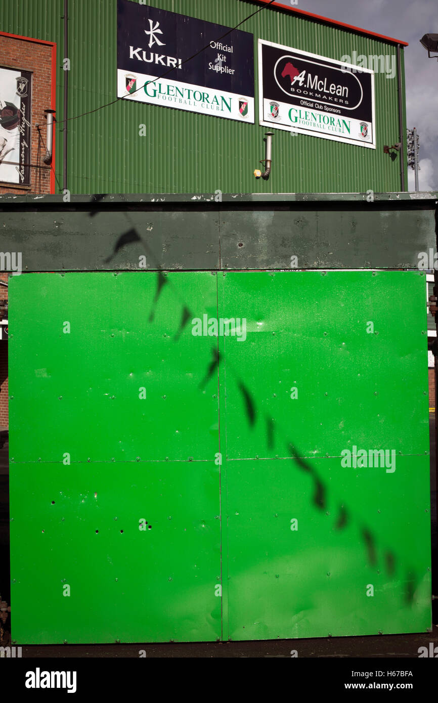 Une porte d'entrée à l'ovale, Belfast, photographié avant Glentoran ville hôte-rivaux Cliftonville dans un match de première division NIFL. Glentoran, formé en 1892, ont été fondées à l'Ovale depuis leur formation et sont historiquement l'un de l'Irlande du Nord des deux grands clubs de football. Ils avaient une unprecendentally mauvais début de la ligue en 2016-2017, campagne mais venaient de derrière pour gagner ce luminaire 2-1, suivi par une foule de 1872. Banque D'Images