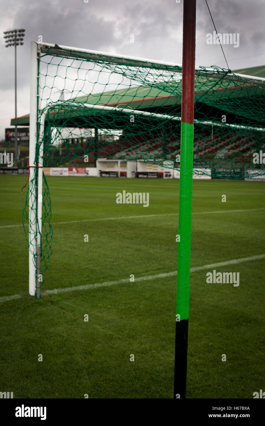 Une vue sur les buts peints dans des couleurs du club à l'ovale, Belfast, photographié avant Glentoran ville hôte-rivaux Cliftonville dans un match de première division NIFL. Glentoran, formé en 1892, ont été fondées à l'Ovale depuis leur formation et sont historiquement l'un de l'Irlande du Nord des deux grands clubs de football. Ils avaient une unprecendentally mauvais début de la ligue en 2016-2017, campagne mais venaient de derrière pour gagner ce luminaire 2-1, suivi par une foule de 1872. Banque D'Images