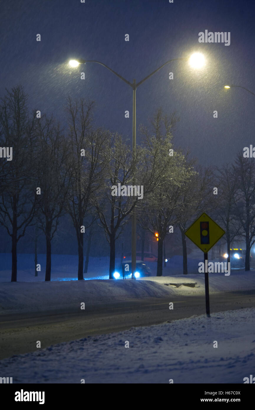 La neige qui tombe sur une rue déserte la nuit en banlieue de Toronto Banque D'Images