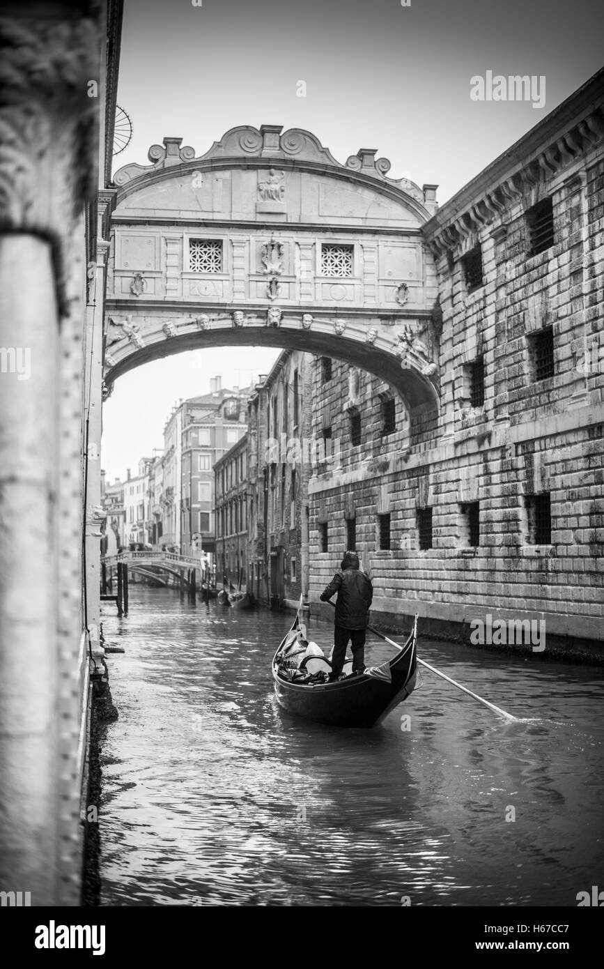 Les gondoles à côté du Palais des Doges sous le pont des soupirs (Ponte dei Sospiri), Venise, Italie, Europe, UNION EUROPÉENNE Banque D'Images