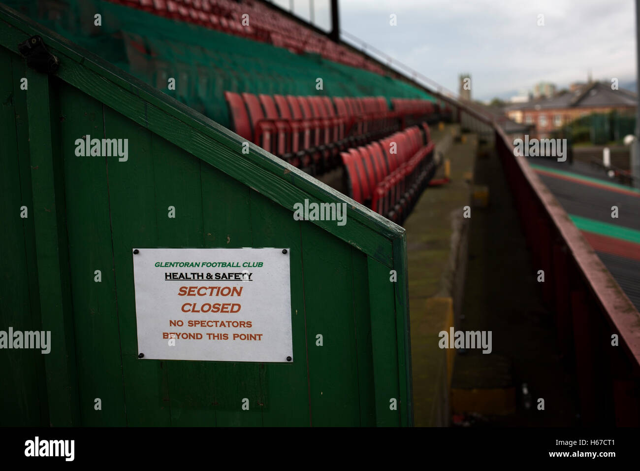 Une notice de sécurité dans la tribune principale à l'ovale, Belfast, photographié avant Glentoran ville hôte-rivaux Cliftonville dans un match de première division NIFL. Glentoran, formé en 1892, ont été fondées à l'Ovale depuis leur formation et sont historiquement l'un de l'Irlande du Nord des deux grands clubs de football. Ils avaient une unprecendentally mauvais début de la ligue en 2016-2017, campagne mais venaient de derrière pour gagner ce luminaire 2-1, suivi par une foule de 1872. Banque D'Images