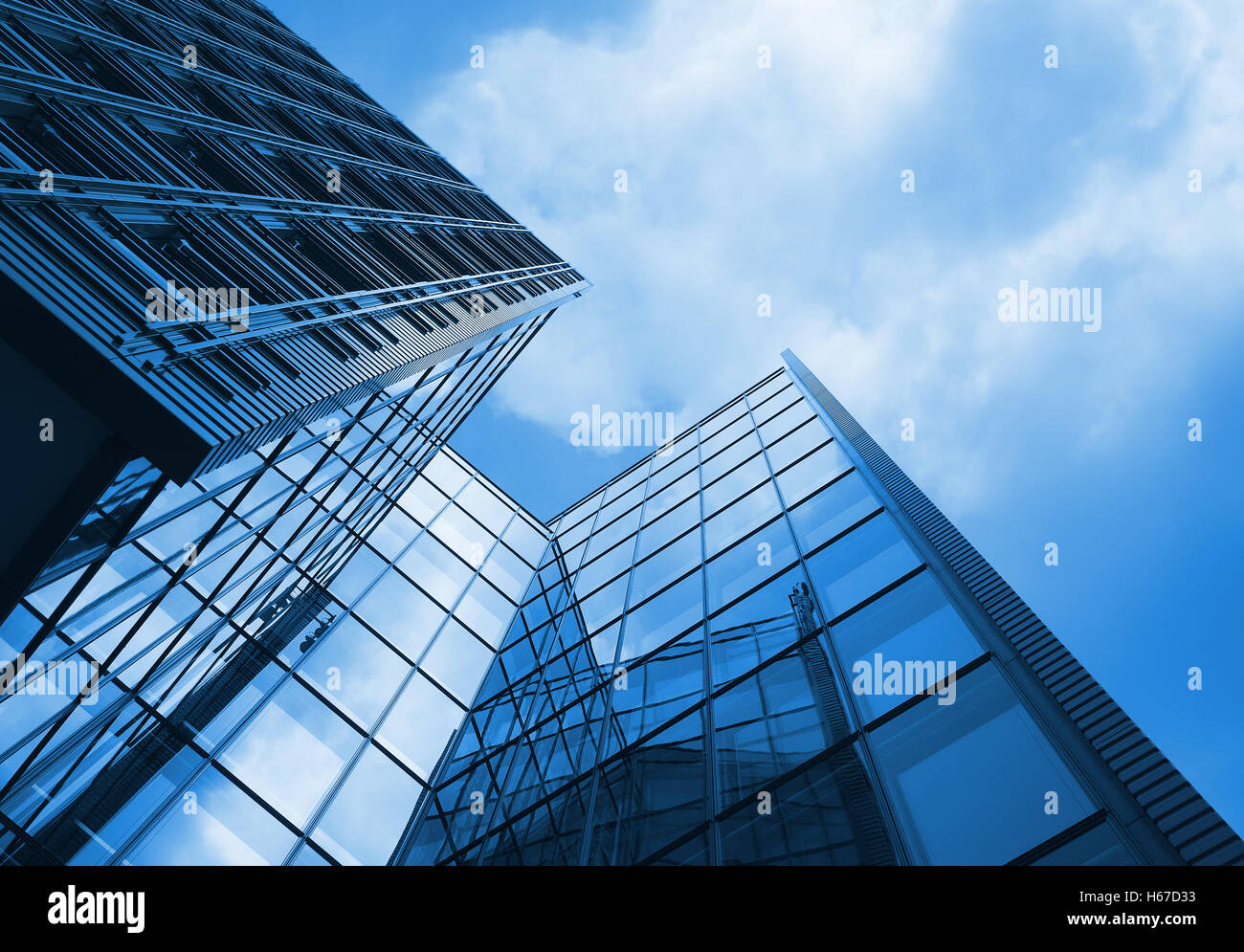 Grand immeuble de bureaux de l'ensemble de l'image de la teinte bleue Banque D'Images