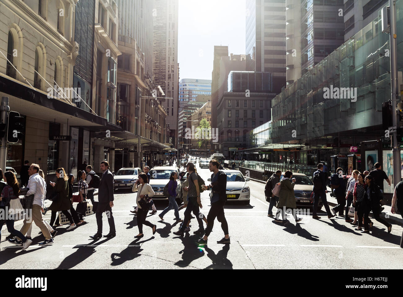 Personnes marchant sur un passage pour piétons à Sydney CBD Banque D'Images