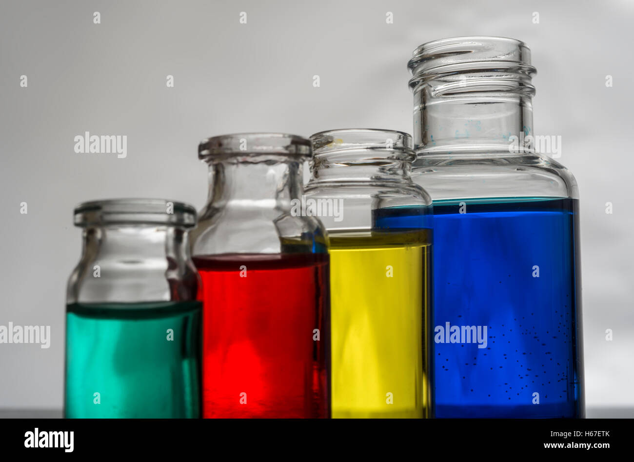 Ensemble de flacons de laboratoire liquide couleur Banque D'Images