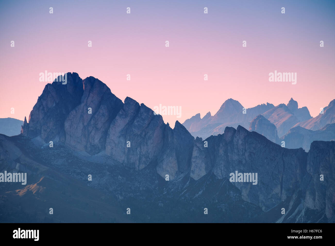 Couches de montagne Dolomites Tyrol du sud en automne. Italie Banque D'Images