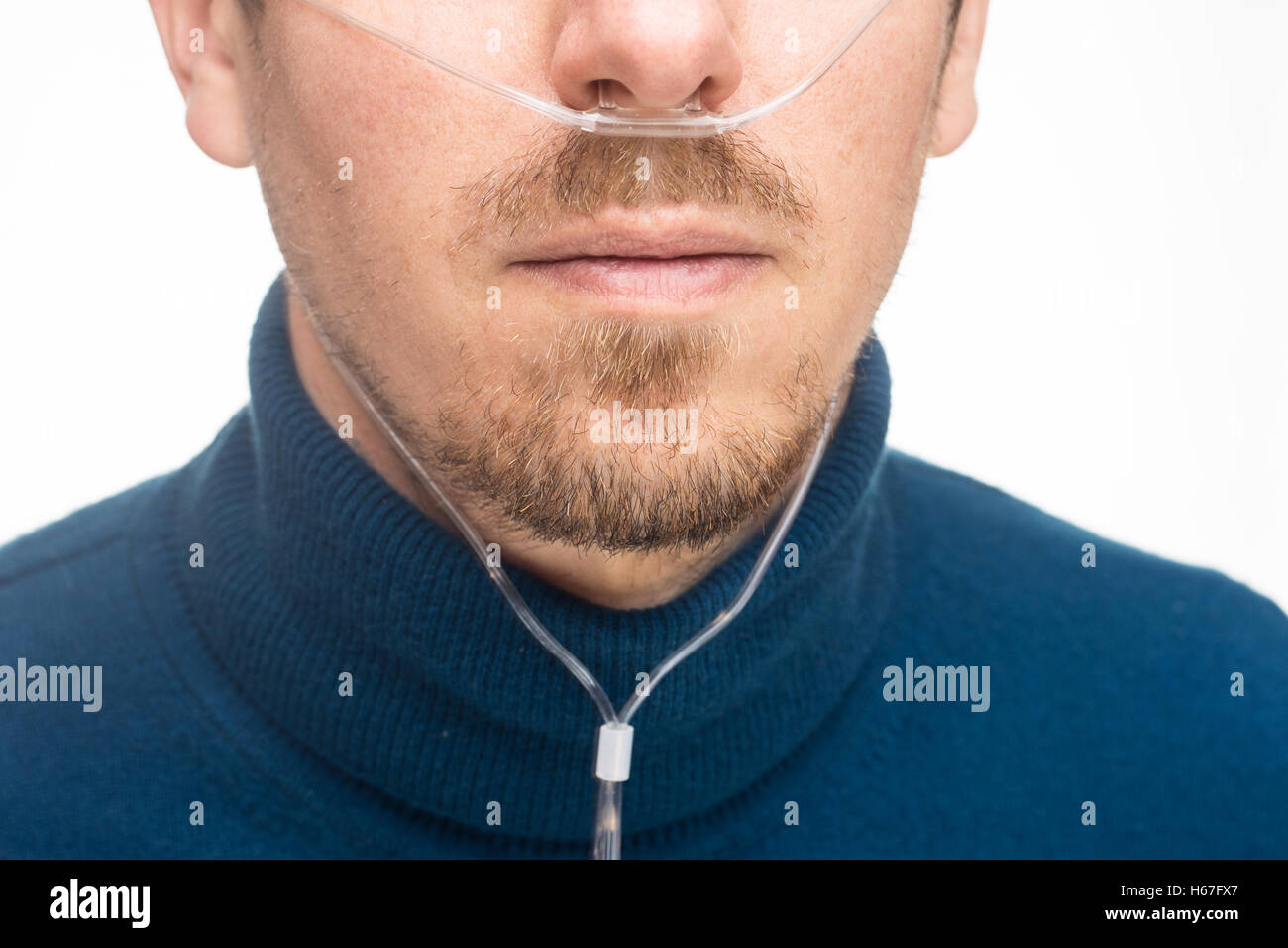 Canule nasale pour fournir l'oxygène sur un homme barbu Banque D'Images