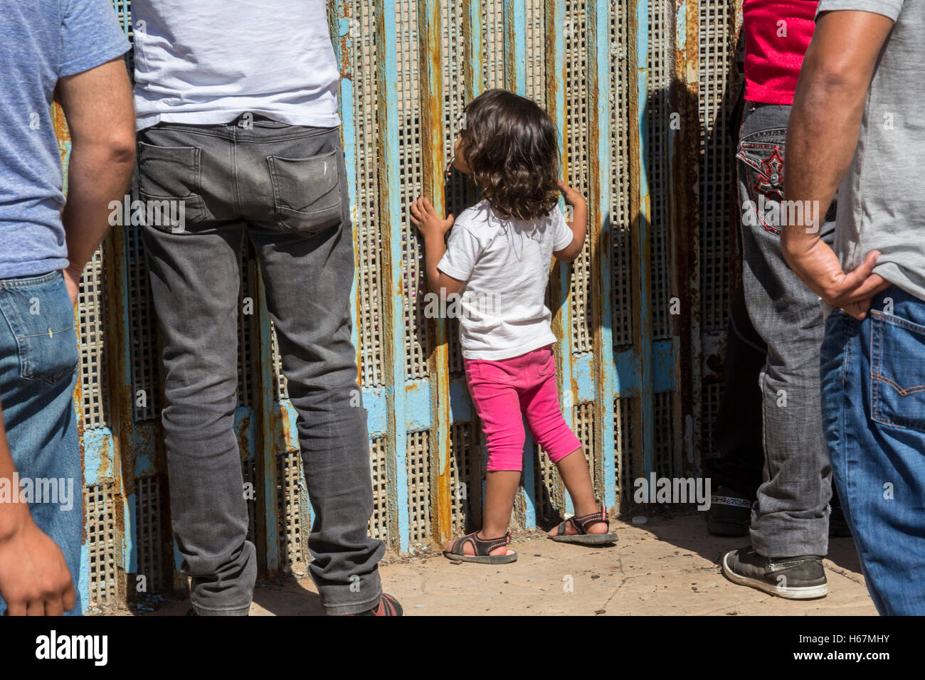 Tijuana, Mexique - les membres d'une même famille séparés par la déportation visite à travers la frontière américano-mexicaine clôture. Banque D'Images