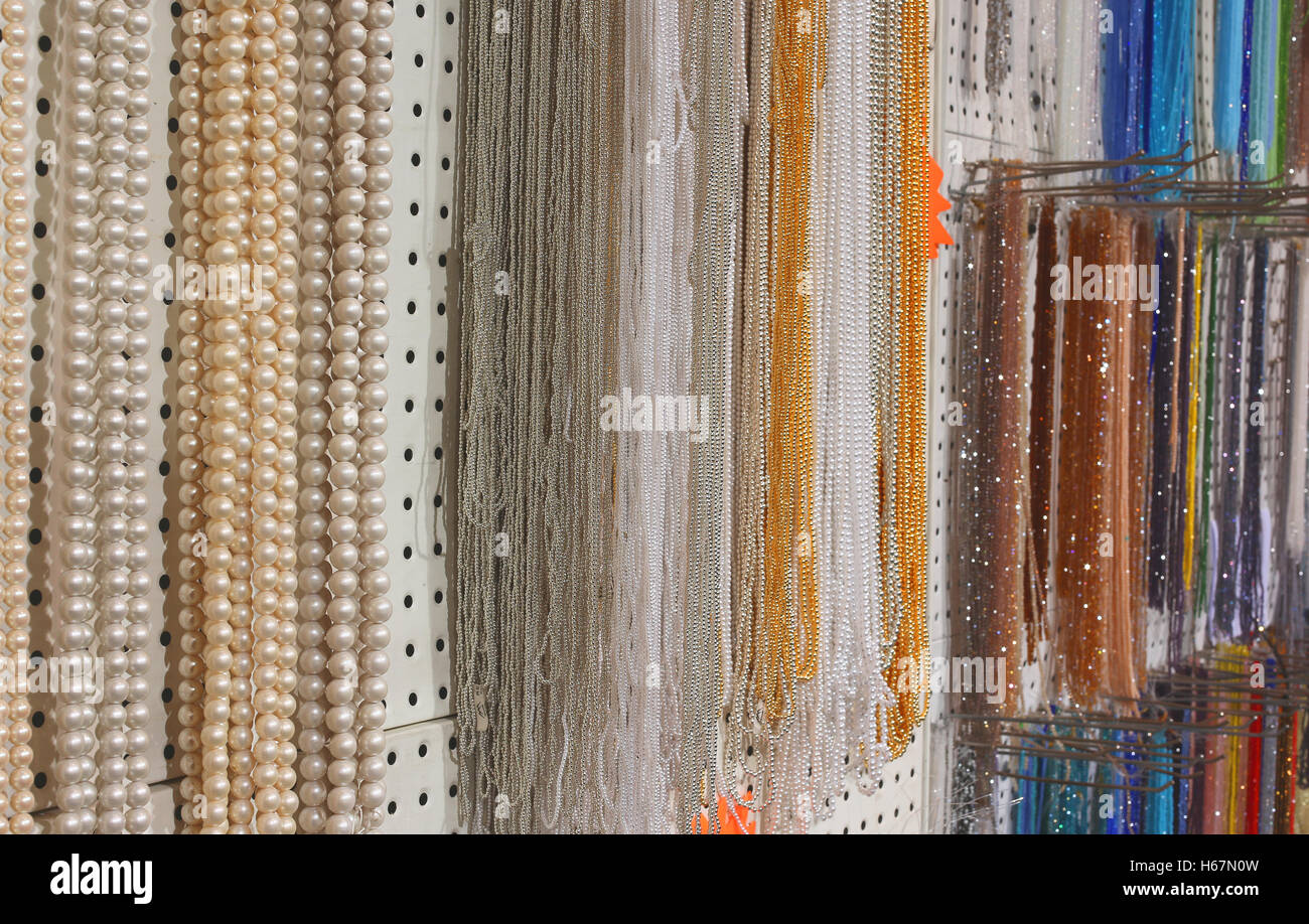 Les colliers en perles brillantes et de pierres colorées pour la vente au magasin de bijoux Banque D'Images