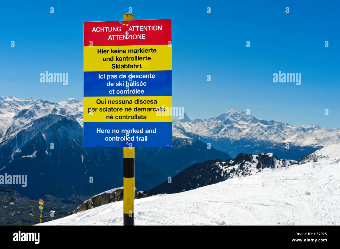 Panneau d'avertissement multilingue pour la fin de la pente de ski marquée et contrôlée, d'Aletsch Arena ski area, Valais, Suisse Banque D'Images