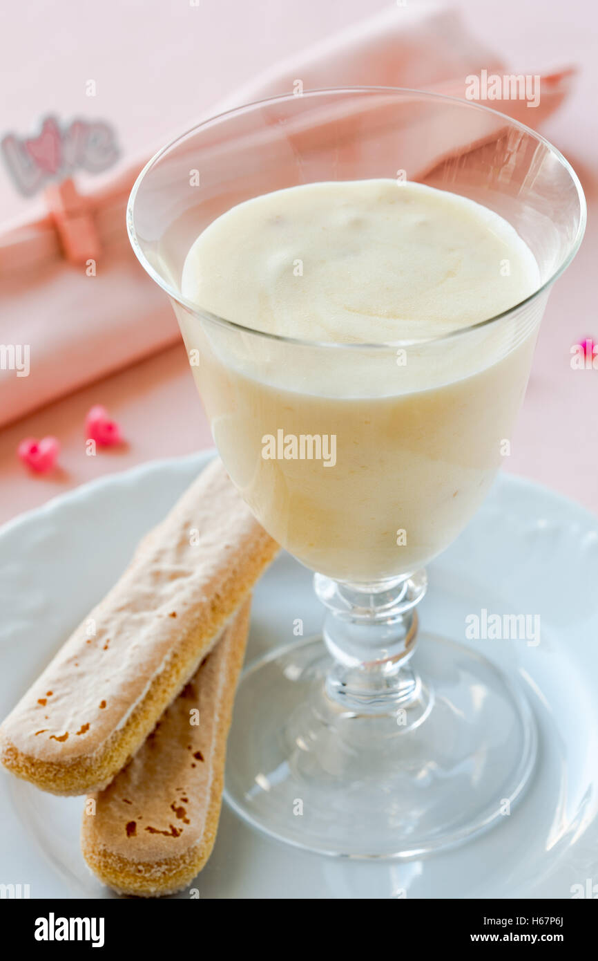 Zabaione dessert italien, faite de jaunes d'œufs, sucre, vin de Marsala et servi avec des biscuits doigt éponge Banque D'Images