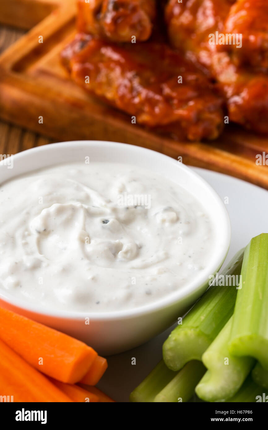 Vinaigrette au fromage bleu trempette pour servi avec du céleri, des bâtonnets de carotte et de buffalo aile de poulet avec sauce au poivre de cayenne Banque D'Images