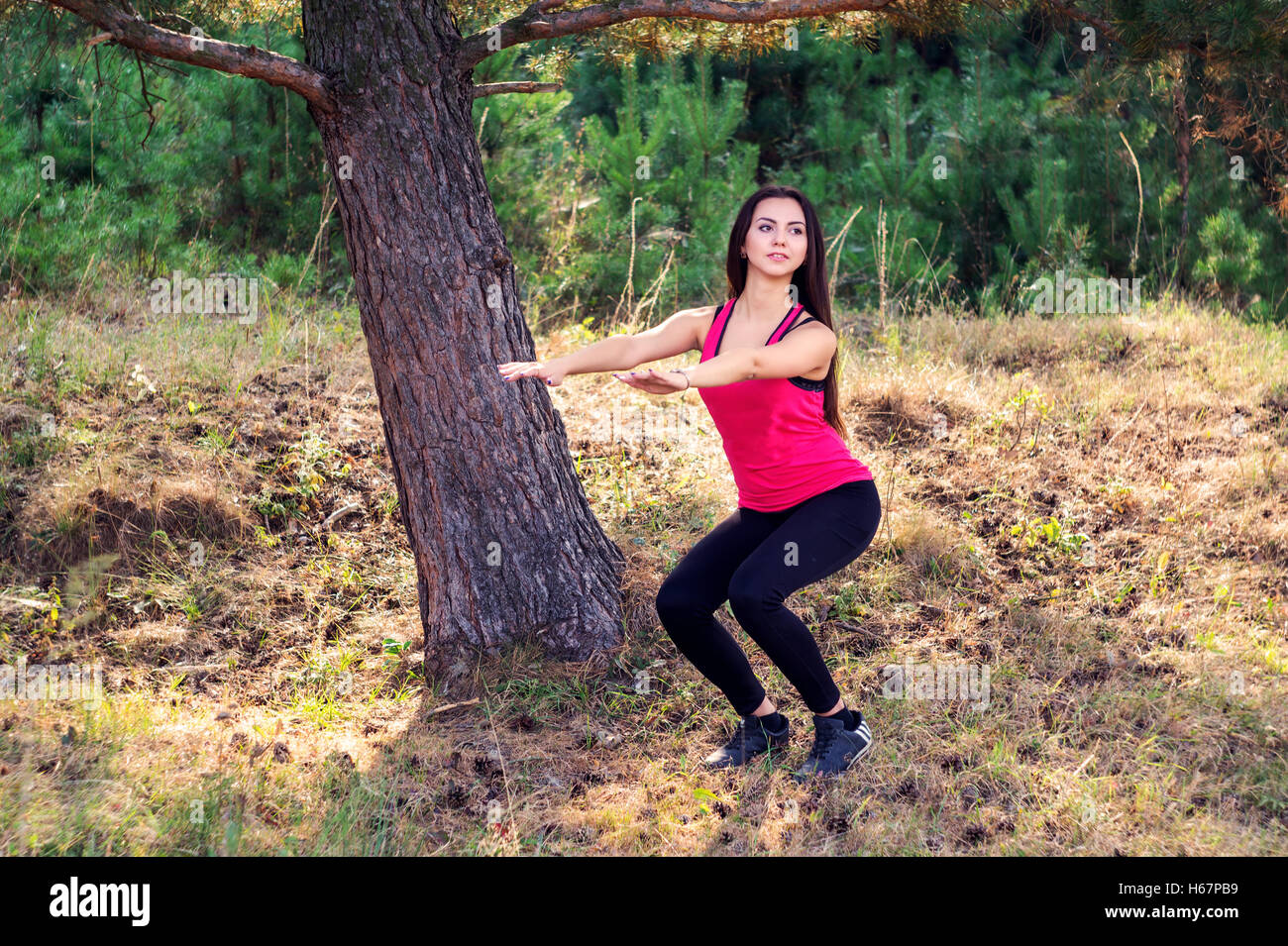 Jeune belle brunette en faisant du jogging chaussures de liage Banque D'Images