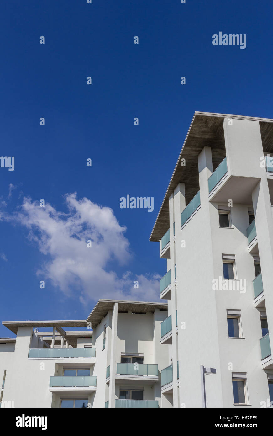 White living house avec appartements et d'un balcon avec le fond de ciel Banque D'Images