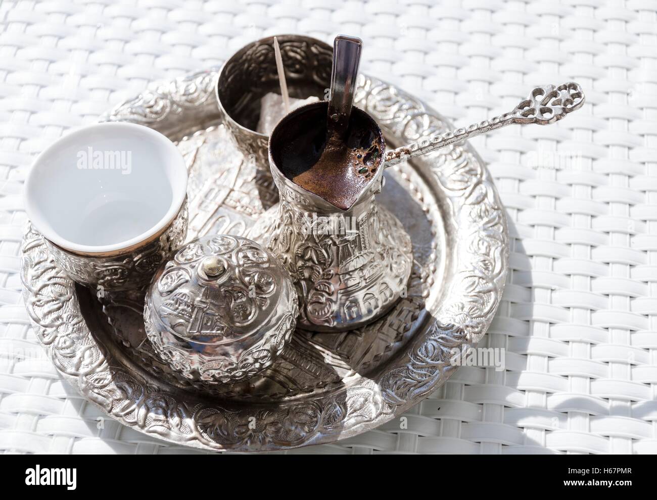 Avec un bac métallique en Cuivre Etamé cezve (džezva) rempli de mousse traditionnel café bosniaque, un pot d'argent avec loukoum Banque D'Images
