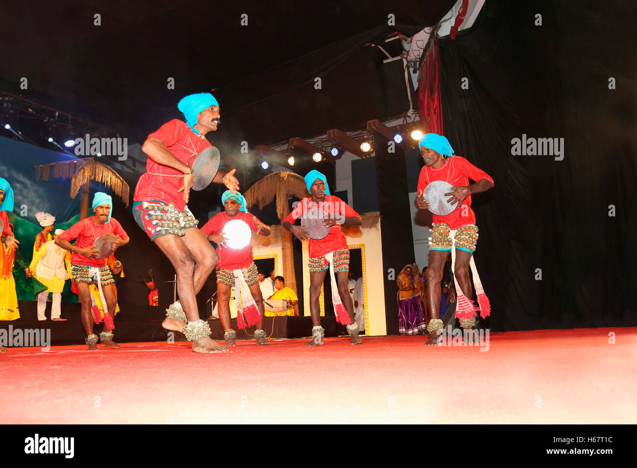 Thapetta sardunaki konak danseurs, Andhra Pradesh, Inde Banque D'Images