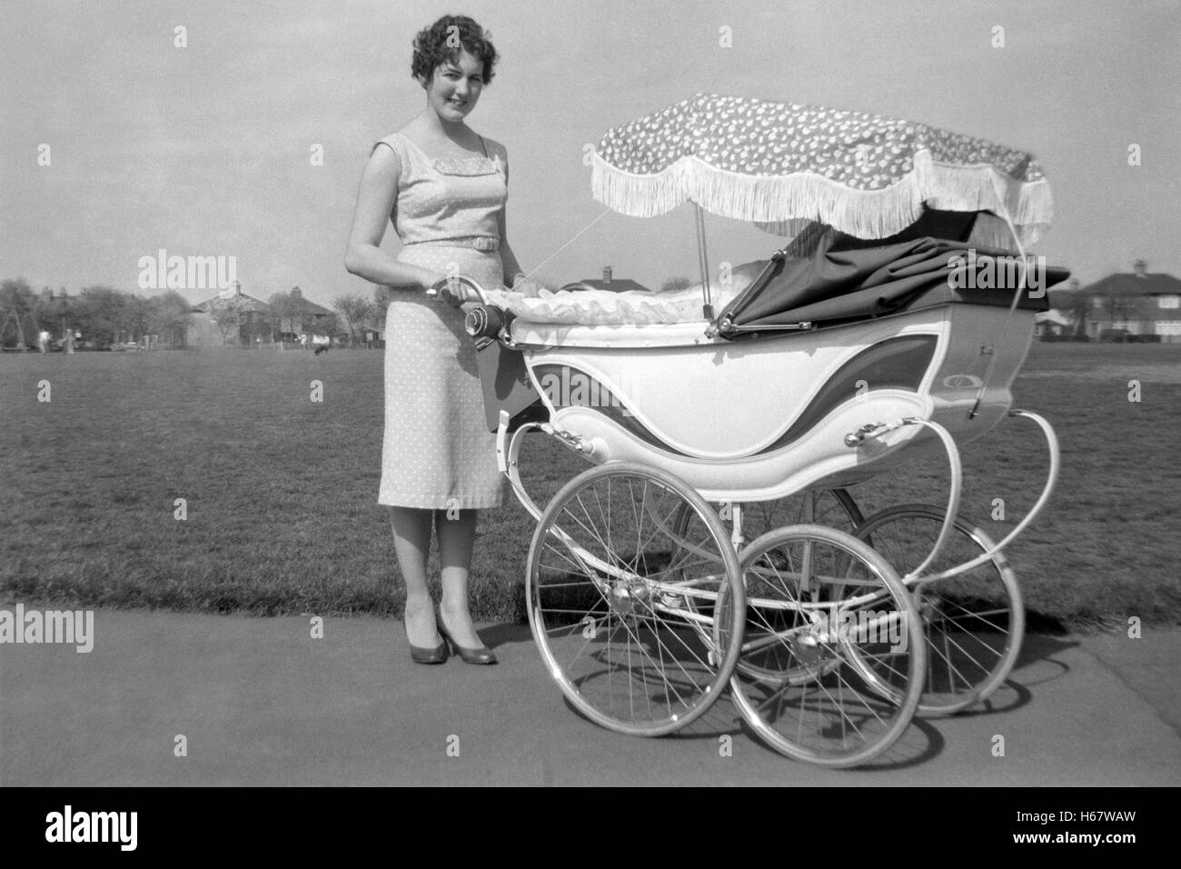 Jeune mère avec ancien Angleterre 1960 pram Banque D'Images