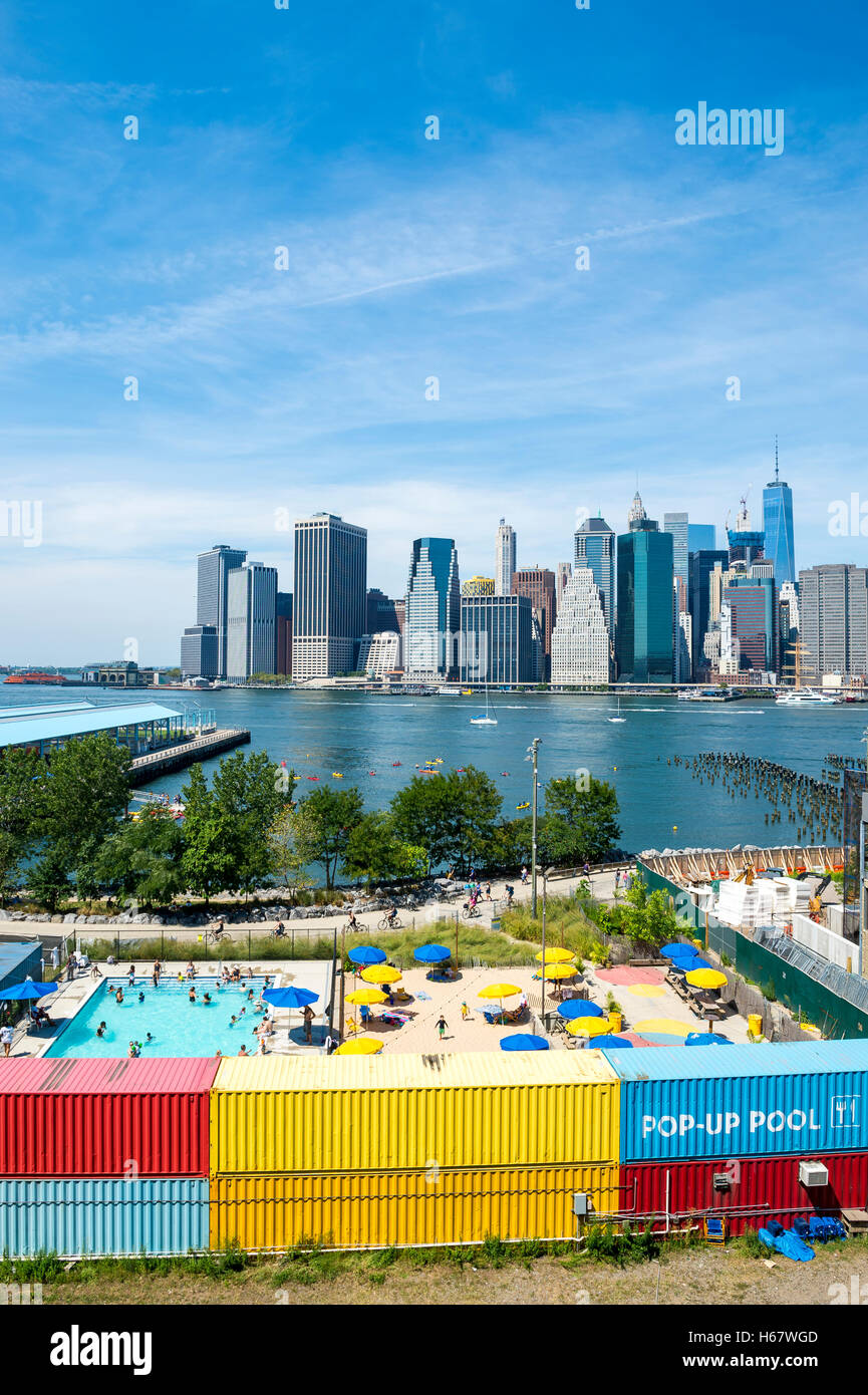 NEW YORK - 27 août 2016 : un pop-up coloré piscine temporaire à Brooklyn Bridge Park. Banque D'Images