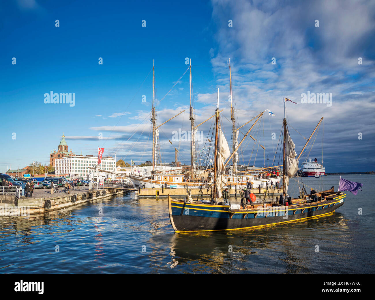 Vue d'un voilier dans le port de la ville d'Helsinki en Finlande port Banque D'Images