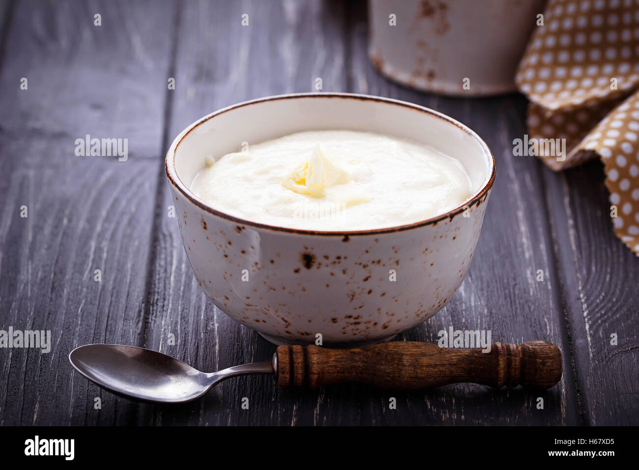 Semoule sucrée du porridge. Selective focus Banque D'Images