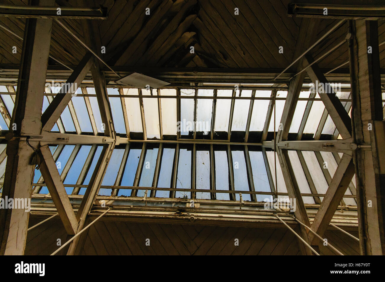 Fenêtres de toit en verre sur le toit d'un vieux bâtiment victorien. Banque D'Images