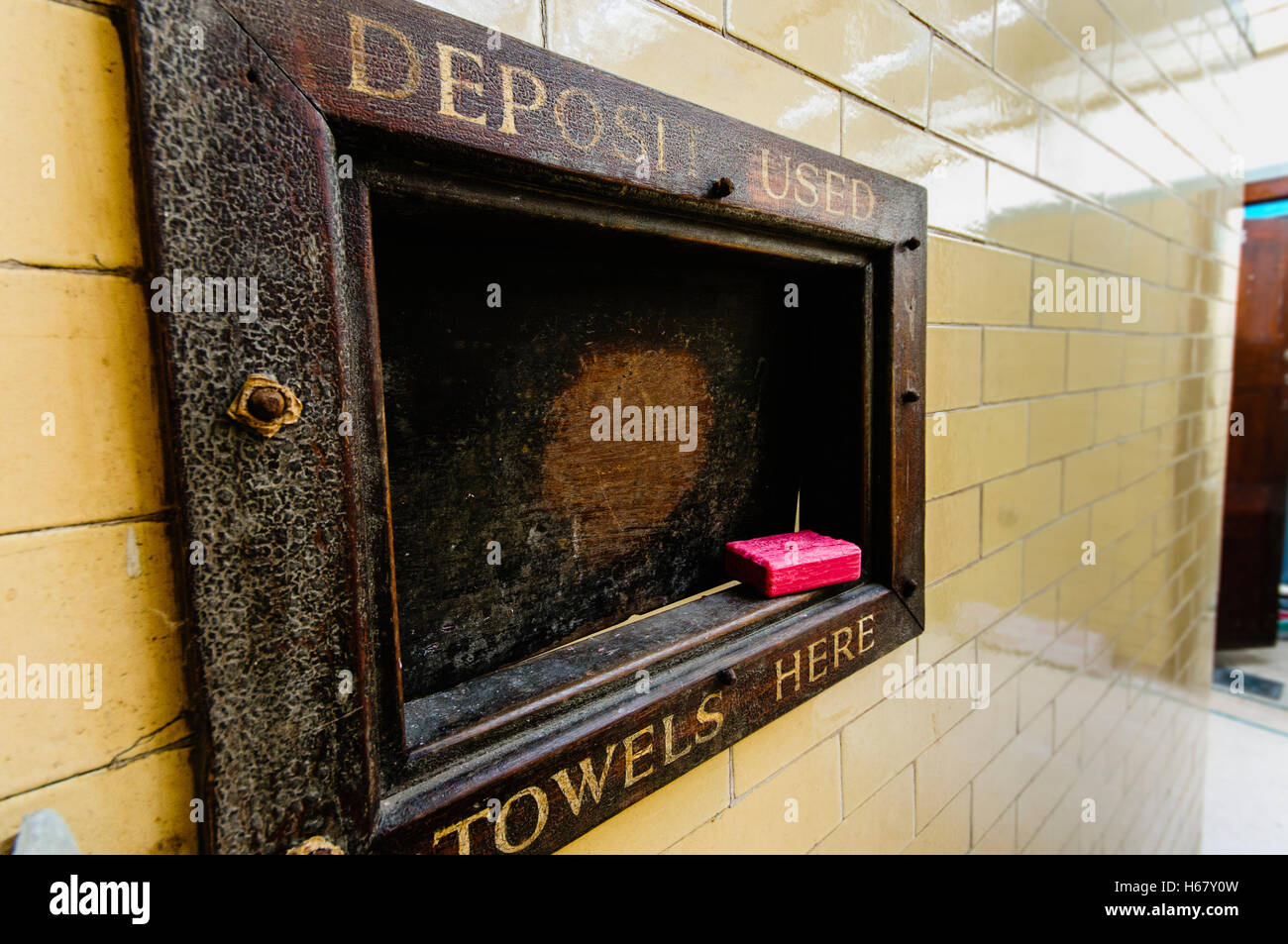 L'éclosion en bois ancienne demeure victorienne au bains publics piscine serviettes utilisées ici 'DEPOSIT' avec une barre de savon carbolique rouge. Banque D'Images