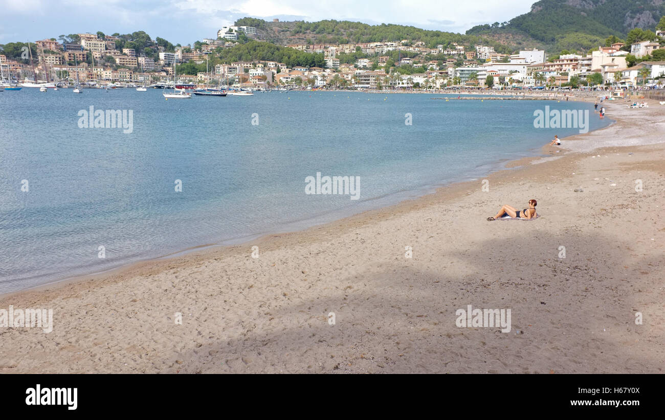 Une femme de soleil sur une plage déserte près de Soller, Majorque Banque D'Images