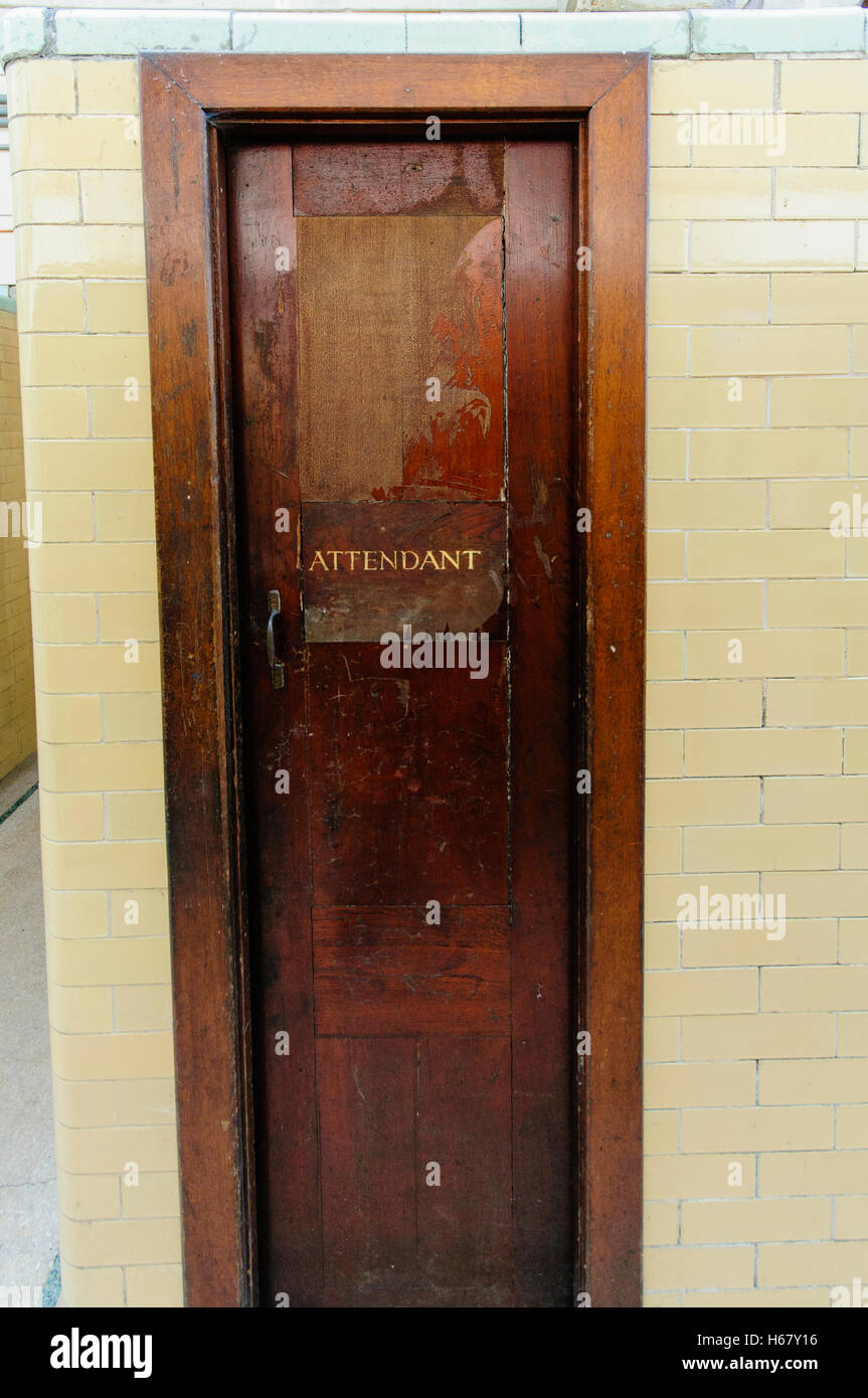 Porte en bois étroit du bureau pour un accompagnateur à une piscine publique de bâtiment. Banque D'Images