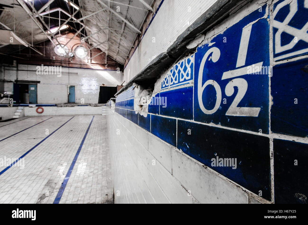 Six pouces 1/2 des chutes de l'indicateur de profondeur pied pieds à une ancienne piscine de style Victorien Banque D'Images