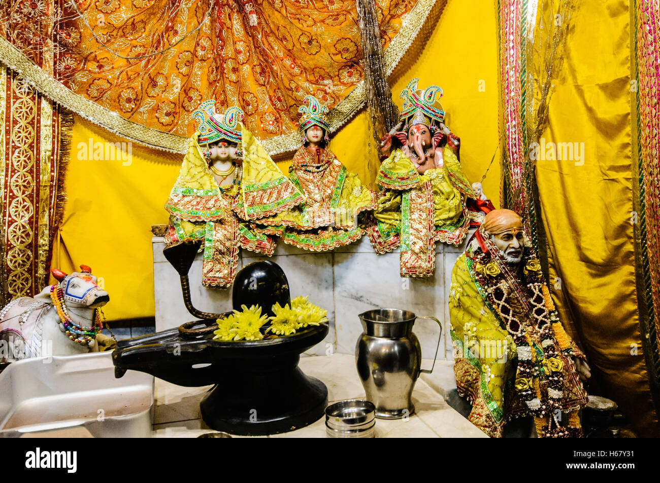 Ornate Hindu Dieties et dons à l'autel d'un Temple. Banque D'Images