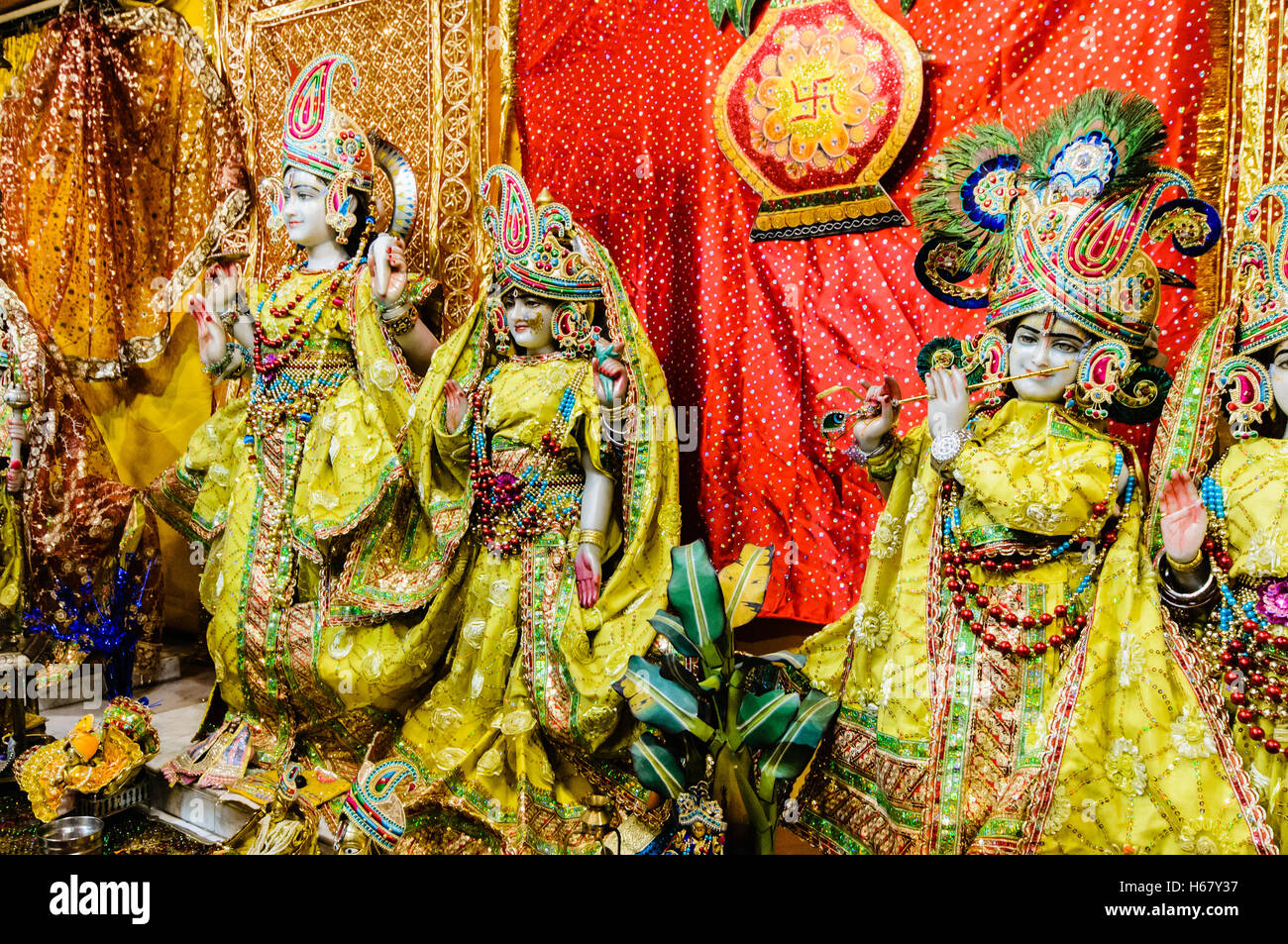 Ornate Hindu Dieties et dons à l'autel d'un Temple. Banque D'Images