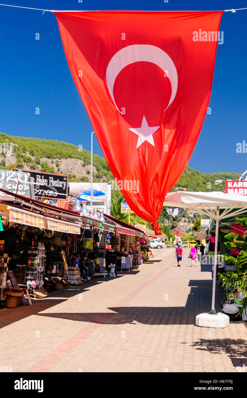 Drapeau turc battant au-dessus de la rue à Ölüdeniz, Turquie Banque D'Images