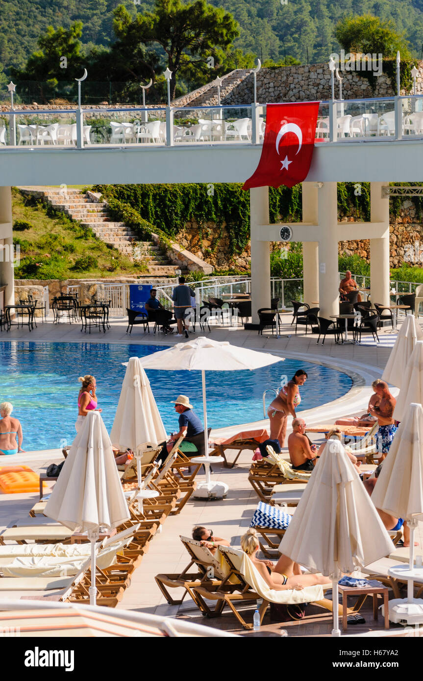 Le drapeau turc est suspendu depuis un balcon à côté de la piscine d'un hôtel. Banque D'Images