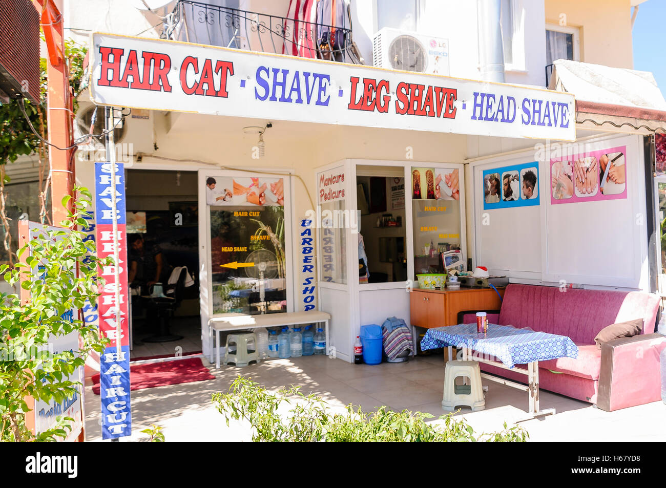 Les barbiers turc avec un panneau disant 'Hair Cat" au lieu de "couper les cheveux" erreur d'orthographe Banque D'Images
