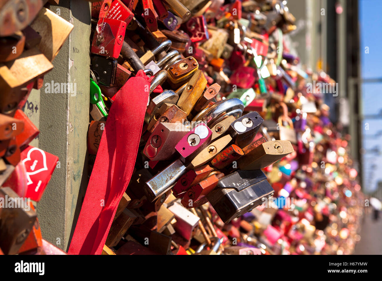 Allemagne, Cologne, cadenas sur sentier de clôture du pont ferroviaire de Hohenzollern. Banque D'Images