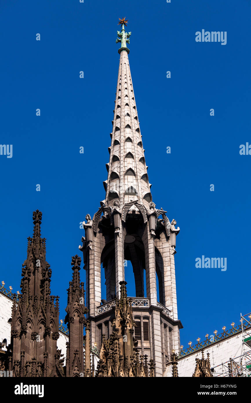 L'Europe, l'Allemagne, Cologne, le passage à niveau tour de la cathédrale. Banque D'Images