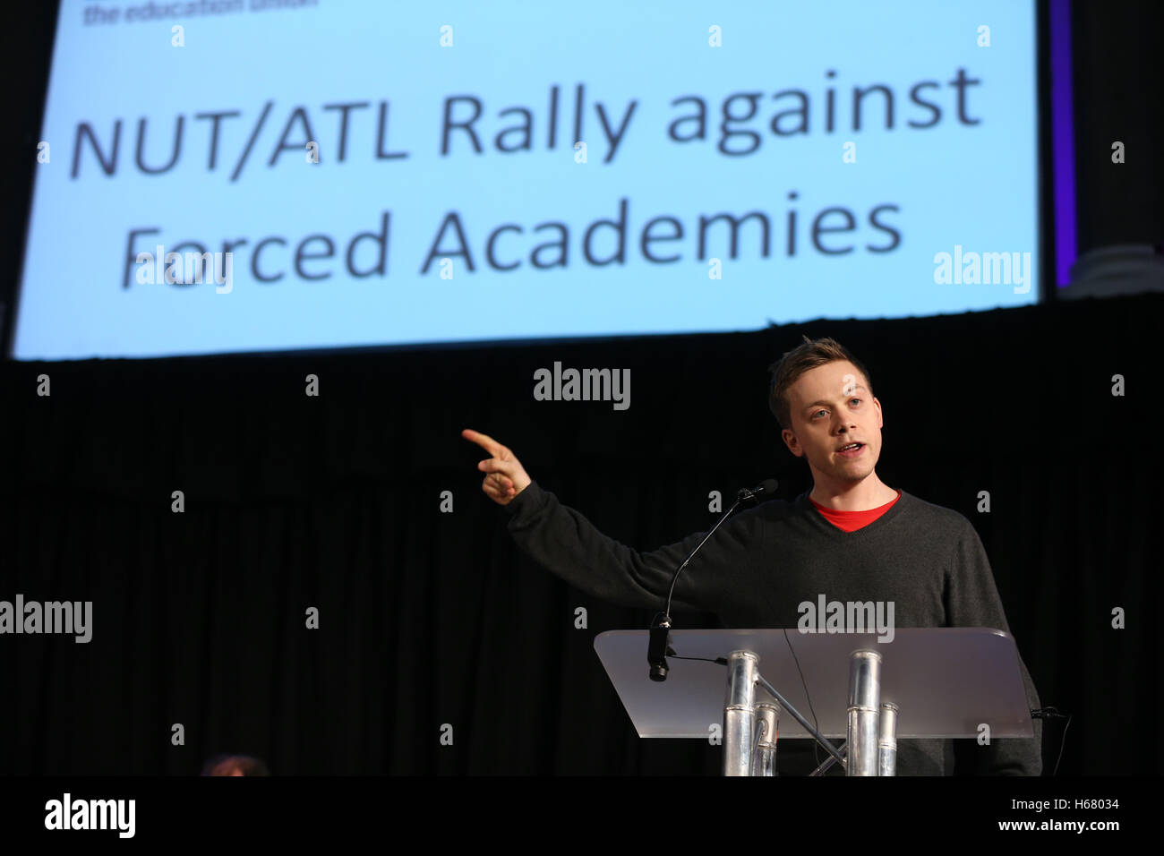 Owen Jones parle à un rassemblement contre les académies en centre de Londres le 23 mars 2016. Banque D'Images