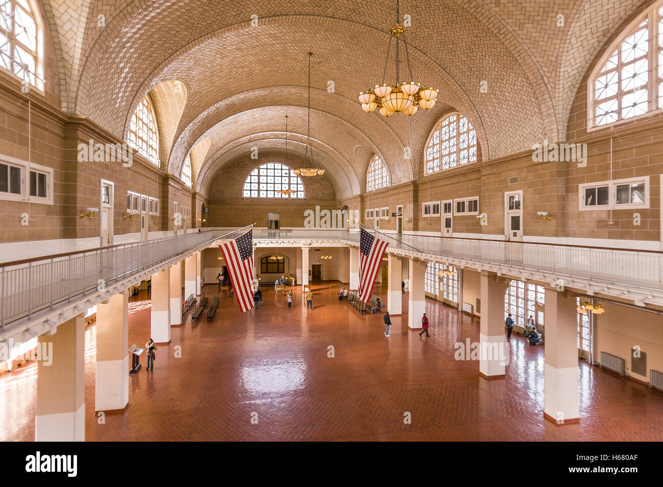 NEW YORK, NEW YORK, USA - Ellis Island Great Hall Salle d'enregistrement. Banque D'Images