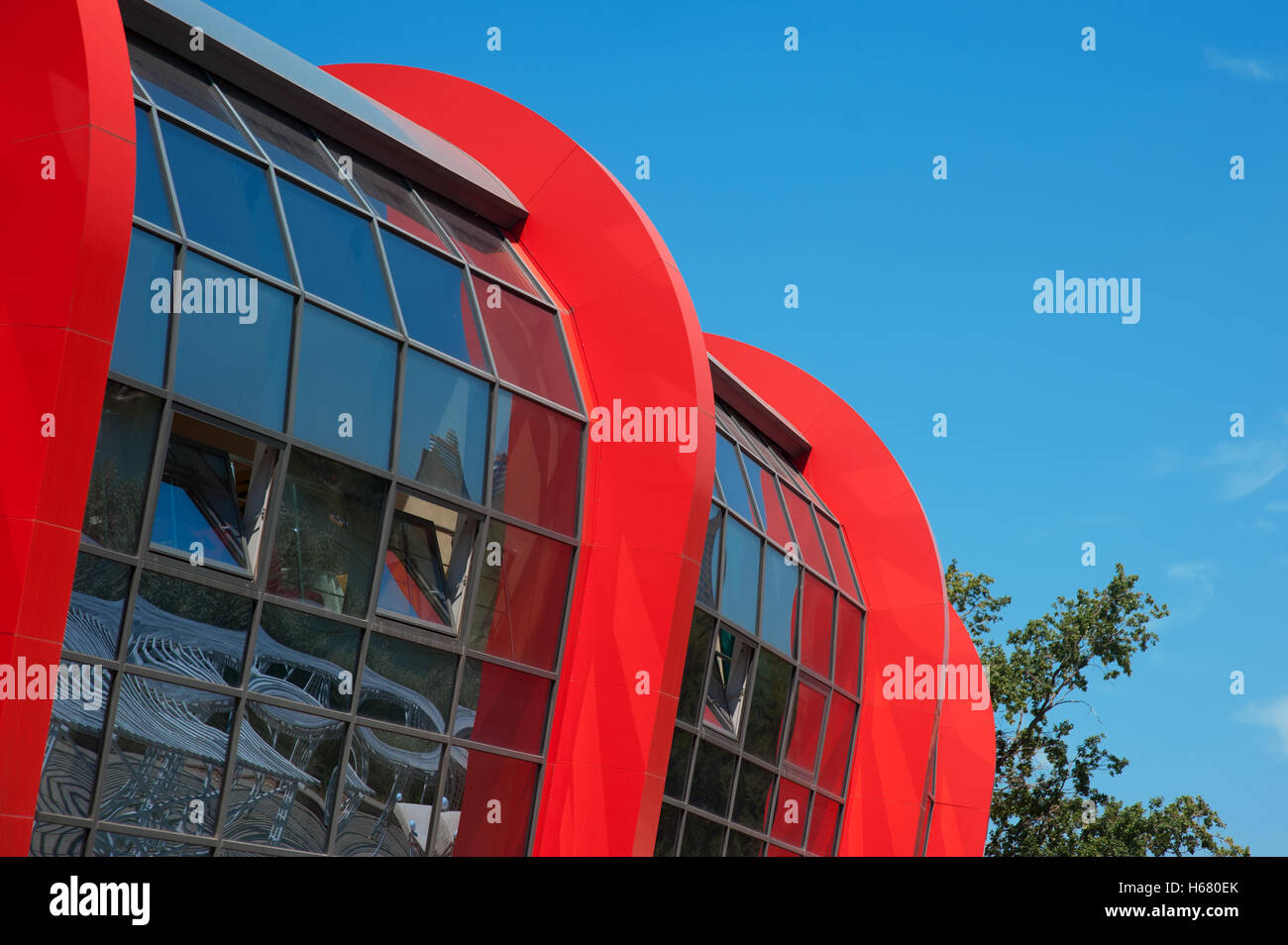 Bâtiment moderne bleu rouge façade d'une journée ensoleillée avec un ciel clair. Un espace réservé au texte Banque D'Images