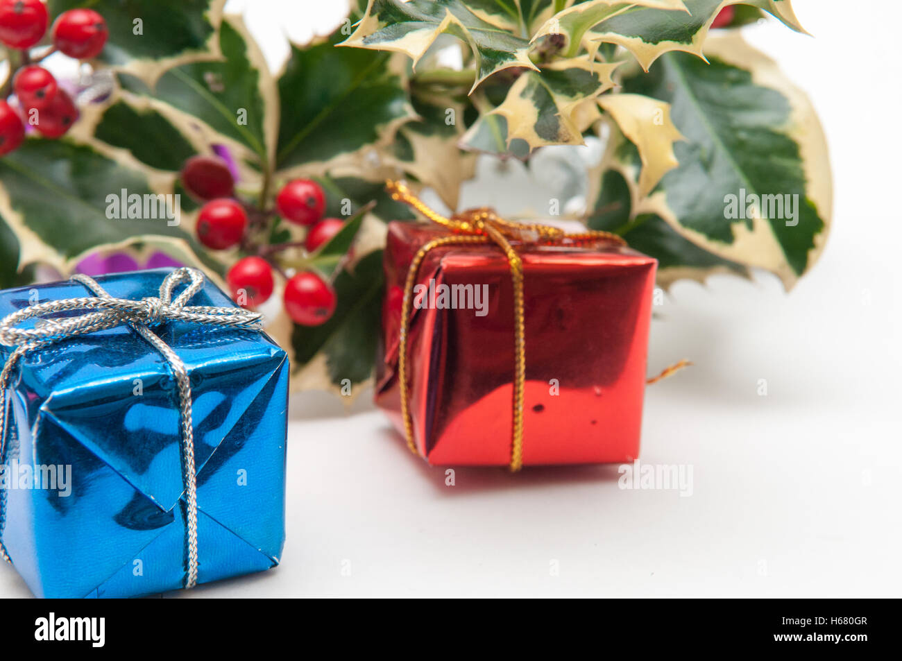 Des cadeaux de Noël avec un arc sur un fond blanc Banque D'Images