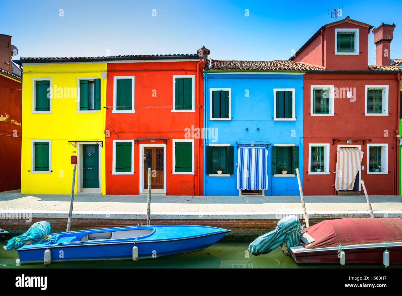 Vue de Venise, Burano island canal, maisons colorées et des bateaux, de l'Italie. Photos à longue exposition Banque D'Images