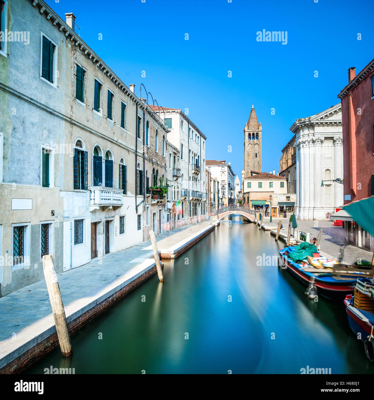 La ville de Venise, le Campo San Barnaba canal de l'eau, le campanile église sur arrière-plan, des capacités et des bateaux. Photos à longue exposition. Banque D'Images