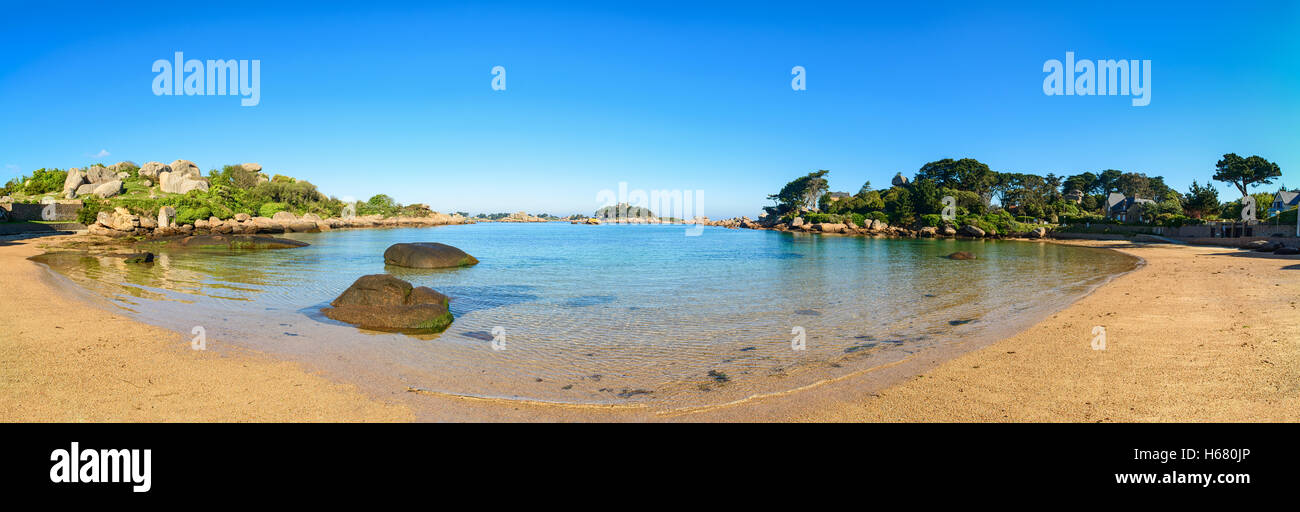 Ploumanach panorama, rochers et bay beach à matin. Côte de Granit Rose, Perros Guirec, Bretagne, France. Banque D'Images